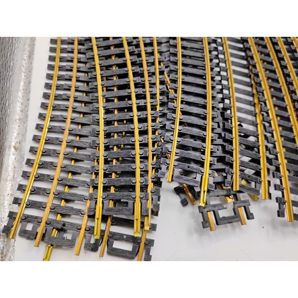 Atlas HO Scale 18R Curved Snap Track, Brass, 25 pieces, 18" radius Track C - Picture 4 of 8